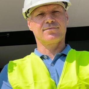 Barry Atsma Instagram - 17 juli gaat Bar Brasserie De Blend open, onze nieuwe parel aan de kroon van de Utrechtse Horeca Groep🎉🍾. Prachtig gelegen aan het Amsterdam-Rijnkanaal, pal naast de iconische Douwe Egberts fabriek met uitzicht op de geboortegrond van @marcovanbasten. Maar er wordt eerst nog keihard gebikkeld door onze twee helden om alles op tijd klaar te hebben💪🏻! @marcovanbasten @frank_rijkaard_1962 @perryovereem #edwinoosterlaar @deblendutrecht