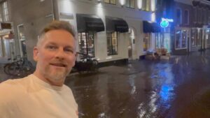 Barry Atsma Instagram - Gisterenavond werd er nog keihard gewerkt om @clubclaar klaar (😉)te krijgen voor vandaag. Want…. Club Claar is nu officieel geopend 🥂🍾⭐️. Met zulke chef-koks kan er sowieso weinig misgaan 😎…. maar kom vooral zelf even proeven op de Voor Clarenburg 7. #restobar #urbankitchen @marcovanbasten #frankrijkaard  @perryovereem fasteddie0275 #utrecht #restaurant