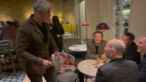 Barry Atsma Instagram - @clubclaar Met zulke vrienden hoef je nooit meer naar het theater 🎭 #FrankRijkaard #Voetbalmonologen 😂. Prijsvraag (voor de eer): Over welke voetballer heeft Frank het hier? @marcovanbasten @perryovereem
