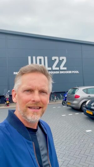 Barry Atsma Instagram - Er zijn nog vol op lessen beschikbaar op maandag t/m vrijdag overdag. 
Kijk hiervoor in de Hal22 app of op https://player.meetandplay.nl/club/216805 
Zoek dan naar “Padel 5-delige lessenreeks - Niveau 9-6” op een dag en tijd die voor jou past.
Ben je op zoek naar iets meer flexibiliteit of heb je speciale wensen voor de training? Mail dan naar padeltraining@hal22.nl en dan gaan we je helpen om lessen in te plannen die passen in jouw agenda. 
Hopelijk tot snel!