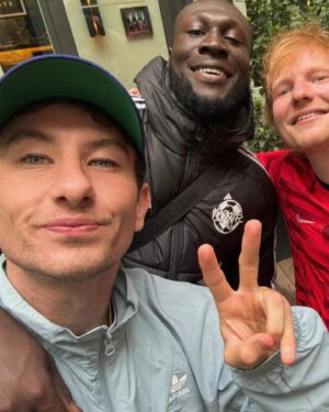 Barry Keoghan Instagram - 😎✌🏻🤣