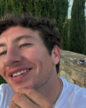 Barry Keoghan Instagram - 😎✌🏻🤣