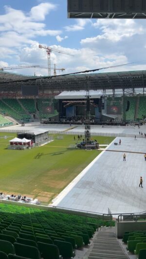 Barry Kerch Instagram - Sometimes I have to pinch myself and remember what a wonderful life we live.  This is a moment that I’ve dreamt about since I was a child.  Opening for Iron Maiden in a stadium.  I think I’m dreaming. 

#Shinedown #ironmaiden #campaignagainstnegativity #rockandroll #metalhead