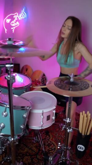 Barry Kerch Instagram - Ok this made my day!  Way to kill it @kriss_drummer  Nailed the fill and you play it much cooler than I do!  Keep on keeping on. 

.
.
.
#shinedown #campaignagainstnegativity #drummers #drumgirl 
#femaledrummer #drumcover