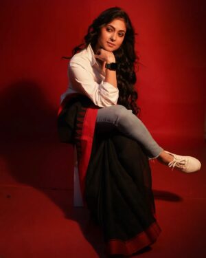 Basabdatta Chatterjee Instagram - Denim n Drapes. ✨🖤

📸- @myself_suvam
💄- @sanjuhaldermakeupartist
👘- @nokshi_kanthar_haat
🔗- @rudrakshprnads 

#fusionfashion #fusionstyle #fashionfusion #fashiongram #fashionstyle #wednesdayvibes #denim #saree #sareefashion #instastyle #instapost