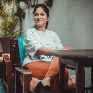 Basabdatta Chatterjee Instagram - Think Positive & Smile More. 💖

📸- @myself_suvam
💄- @sanjuhaldermakeupartist
🧚🏼- @moodswings_styles
🔗- @rudrakshprnads 

#mood #photomood #positivity #positivevibes #smile #love #loveyourself #thursdaythoughts #positivethoughts #follow #shine