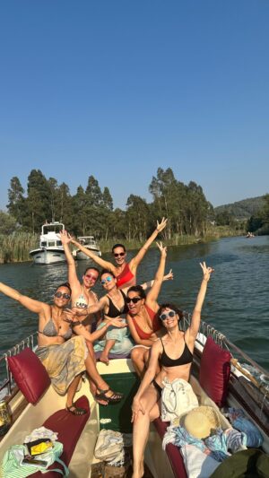 Başak Daşman Instagram - çocuklar alâkası yok kurguda oynamışlar 🤪🍾

#akyaka #kızlar #tatil #bestfriends #azmaknehriakyaka