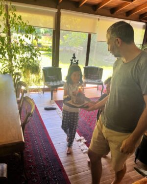 Başak Sayan Instagram - Bugün yeni yaşımın ilk günü. 47 oldum. Normalde doğumgünü kutlayan biri değilim ama sevdiklerin kutlamak isteyince aniden gelilen partiler ortaya çıkabiliyor. Dün gün böyle başladı, ardından canım Zeynep ve Marco’nun doğumgünüm için hazırladıkları şahane İtalyan yemekleri ile devam etti. Mutlu mutlu uyudum. Çok tuhaf insan gerçekten de hangi yaşta hissediyorsa o yaştaymış. Ben yaşa inanmadığım için ( bence sadece sayıdan ibaret ) kimse de yaşıma inanmıyor ama bu gezegen üzerinde 47 yıldır yaşıyorum. Hedef Muazzez İlmiye Çığ gibi olabilmek. Sağlıkla, dinç ve aklın başında çocuklarıma elimden geldiğince uzun rehberlik yapmak ve hayat yolculuklarında yanlarında olmak istiyorum. İyi ki doğmuşum, iyi ki bu yaşamı deneyimliyorum💃🙂