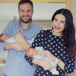 Başak Sayan Instagram - Zaman ne tuhaf. Yaşadığımız an pek çok şeyin farkına varamıyoruz çoğu zaman. Çünkü uyanık olduğumuz zamanın % 98 i aslında uykudayız. Zihnimiz otomatik pilotta. O an yaşanan anın gerçekliği için de değil de zihnimizde yaşıyoruz. Çocuğumuzu severken, çalışırken, arkadaşlarımızla birlikteyken, ailemizin yanındayken zihnimiz hep başka yerde. Bazen yürüyüşe çıkarız ve o yolda ne gördüğümüzün farkına bile varmayız çünkü tüm o anlarda fiziken orada olsak bile aslında “orada” değiliz. Koca bir yaşamı böyle geçirenler var. Sadece zihninin içinde bir hayat tüketenler. Fotoğraflara ve videolara bakıp hüzünlenenler… Ne ara geçti, nasıl geçti diyenler. O anların tadını çıkaramamışlar. Boşa geçmiş hepsi. Çok acı değil mi?
Otomatik pilot bizi hayatta tuttuğu kadar anlarımızı da çalıyor. Yapılacak tek şey uyanmak ve şimdi de bulunmak. Zihnimiz bizim efendimiz değil, hizmetçimiz aslında. Ta ki biz bunu fark edene kadar.
