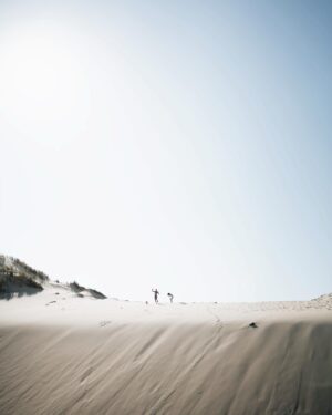 Bastien Grimal Instagram - Sur la troisieme photo, son chapeau s’est envolé, j’ai du courir le chercher, heureusement qu’à cette distance mes attributs sont microscopiques. (De près c’est gigantesque) 

C’est @adamkfe qui nous a offert ces quelques chichés du Vandate Naturiste pour patienter avant la vidéo.
