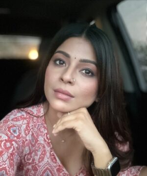 Bavithra B Instagram - Feeling pretty 😌🙈

#misssouthindia2017 #misssouthindia #suntv #suntvanchor #ranjithame #ranjithameonsuntv #singapenne #singapenneonsuntv #bavithra #singapennemithra