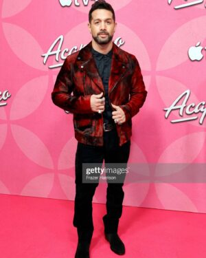 Bayardo De Murguia Instagram - Last night’s Acapulco premiere was simply magical. To be a part of a show that I was a huge fan of already is such a dream. This beautifully written show is unique, special, funny, heartwarming and pure. That energy resonates through the cast and crew and is beautifully portrayed on screen. You don’t even have to espeeek espaneeesh to eeenyoy! So Watch S1 on @appletv to catch up and get ready for season 2 Oct 21! Fabian Solares, “EL Cisne de Chisme” is ready to meet you 

Stylist: @soniayoungstyle 
Groom: @sonialeeartistry