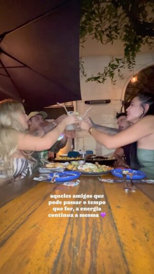 Beatriz Garcia Instagram - Do soltos, pra VIDA! 
Amo vocês 💜

Nosso jantar maravilhoso no @sisenorbrasil 🇲🇽🫶🏼