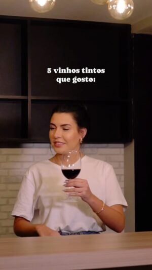 Beatriz Garcia Instagram - Pra quem ama vinho, já salva essa dica mara! 🍷

Obs: todos os vinhos são secos, ok? 🙈
São meus preferidos, não gosto de vinho suave/doce.
Quem é desse time também?! 🙋🏻‍♀️
 
#vinho #vinhotinto #winelover