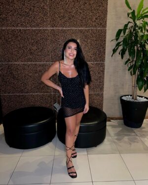 Beatriz Garcia Instagram - Da série: não consegui escolher uma foto e postei todas 🤪  #realtime #carnaval2024 

Vestido: @gringapontocom