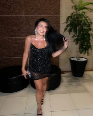 Beatriz Garcia Instagram - Da série: não consegui escolher uma foto e postei todas 🤪  #realtime #carnaval2024 

Vestido: @gringapontocom