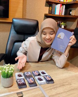 Beby Chaesara Instagram - Terima kasih yang sudah ikutan pre-order buku pertamaku. Serpihan Utuh Sebuah Rindu. Selamat menunggu buku dan bonus photocard bertanda tangannya. Aaa tidak sabar punya pembaca 🫶

#SerpihanUtuhSebuahRindu