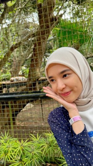 Beby Chaesara Instagram - Siapa yang gak salting sih kalau diliatin sama masa depan? 🫣