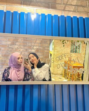 Beby Chaesara Instagram - Hai, Bil. WKWK.

Kenal dari umur kamu masih 11 tahun, kok sekarang tiba-tiba 24 tahun?! 
Cepet banget rasanya dedek paling kecil udah jadi sedewasa ini. Orang yang energinya gak pernah habis buat bahagiain orang lain.

Selamat 11.11 yaa. Selamat ulang tahun. Semoga selalu jadi pribadi yang lebih baik dan berkah. Semoga segala niat baik bisa segera terealisasikan. Makin sayang orang tua. Sayang diri sendiri. Makin bersyukur sama apa yang dimiliki.

Thank you udah jadi sahabat yang hatinya selalu ada. Selalu support dan ingetin buat kebaikan. Walau sebenernya jarang ketemu, bukan yang chat intens, sifatnya beda banget, tapi saling ngerti kalau kita sepeduli dan sesayang itu (wkwk). From idol til Jannah, hehehe. 

Semoga banyak-banyak berbahagia ya, kamu. 🫶 Love! Jangan nangis u baca postingan w 🤪 WKWK
