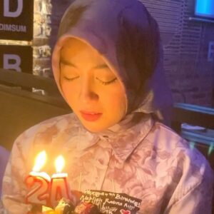Beby Chaesara Instagram - Hai, Bil. WKWK.

Kenal dari umur kamu masih 11 tahun, kok sekarang tiba-tiba 24 tahun?! 
Cepet banget rasanya dedek paling kecil udah jadi sedewasa ini. Orang yang energinya gak pernah habis buat bahagiain orang lain.

Selamat 11.11 yaa. Selamat ulang tahun. Semoga selalu jadi pribadi yang lebih baik dan berkah. Semoga segala niat baik bisa segera terealisasikan. Makin sayang orang tua. Sayang diri sendiri. Makin bersyukur sama apa yang dimiliki.

Thank you udah jadi sahabat yang hatinya selalu ada. Selalu support dan ingetin buat kebaikan. Walau sebenernya jarang ketemu, bukan yang chat intens, sifatnya beda banget, tapi saling ngerti kalau kita sepeduli dan sesayang itu (wkwk). From idol til Jannah, hehehe. 

Semoga banyak-banyak berbahagia ya, kamu. 🫶 Love! Jangan nangis u baca postingan w 🤪 WKWK