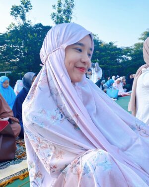 Beby Chaesara Instagram - Pada setiap sisi hati, berharap kasih penuh mengisi.
Apa daya, selama ini hanya sibuk menaruh emosi.
Kekhilafan yang seakan menjadi adiksi.
Tanpa sadar membuat silaturahmi antara kita menjadi spasi.

Tak hanya untuk hari ini,
Semoga hati kita selalu suci.
Mengucap maaf tulus dari hati,
Selamat Idulfitri.

✨🫶
