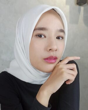 Beby Chaesara Instagram - Kenapa postingan Instagram rata-rata isinya muka? Biar gak susah cari muka. Hiya~