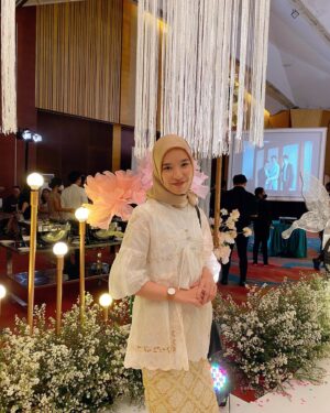 Beby Chaesara Instagram - Kondangan sebenarnya adalah singkatan dari: “Kok datang sendirian?” 🫣