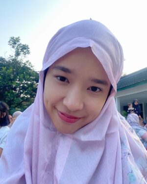 Beby Chaesara Instagram - Pada setiap sisi hati, berharap kasih penuh mengisi.
Apa daya, selama ini hanya sibuk menaruh emosi.
Kekhilafan yang seakan menjadi adiksi.
Tanpa sadar membuat silaturahmi antara kita menjadi spasi.

Tak hanya untuk hari ini,
Semoga hati kita selalu suci.
Mengucap maaf tulus dari hati,
Selamat Idulfitri.

✨🫶