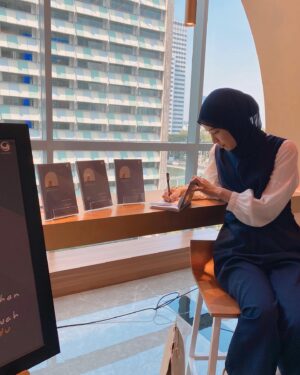 Beby Chaesara Instagram - • Book Launch • 
Serpihan Utuh Sebuah Rindu.

Terima kasih yang sudah hadir. Terima kasih buat semuanya yang sudah menemani sampai di titik ini. Bukunya sudah resmi rilis di Gramedia se-Indonesia! Semoga bisa menemani setiap serpihan rindumu. ✨
