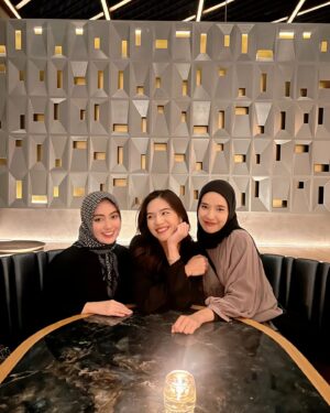 Beby Chaesara Instagram - Cewek-cewek yang dulunya sepanggung, sekalinya ngumpul serunya gak nanggung-nanggung. 

#Gen1JKT48 #Bukber