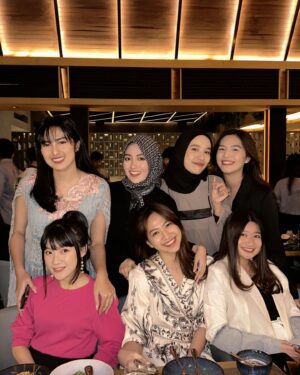 Beby Chaesara Instagram - Cewek-cewek yang dulunya sepanggung, sekalinya ngumpul serunya gak nanggung-nanggung. 

#Gen1JKT48 #Bukber