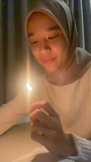Beby Chaesara Instagram - Tiup lilin sendiri. 😗
Selamat datang di dunia 26 tahun, Beby.
