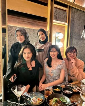Beby Chaesara Instagram - Cewek-cewek yang dulunya sepanggung, sekalinya ngumpul serunya gak nanggung-nanggung. 

#Gen1JKT48 #Bukber