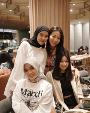 Beby Chaesara Instagram - Kalau nanti Jakarta udah gak jadi ibu kota, berarti kita bakal jadi mantan idol mantan ibu kota, ya? 🤔