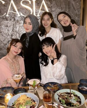Beby Chaesara Instagram - Cewek-cewek yang dulunya sepanggung, sekalinya ngumpul serunya gak nanggung-nanggung. 

#Gen1JKT48 #Bukber