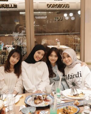 Beby Chaesara Instagram - Kalau nanti Jakarta udah gak jadi ibu kota, berarti kita bakal jadi mantan idol mantan ibu kota, ya? 🤔