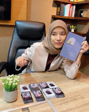Beby Chaesara Instagram - Terima kasih yang sudah ikutan pre-order buku pertamaku. Serpihan Utuh Sebuah Rindu. Selamat menunggu buku dan bonus photocard bertanda tangannya. Aaa tidak sabar punya pembaca 🫶

#SerpihanUtuhSebuahRindu