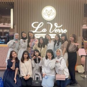 Beby Chaesara Instagram - Kalau nanti Jakarta udah gak jadi ibu kota, berarti kita bakal jadi mantan idol mantan ibu kota, ya? 🤔