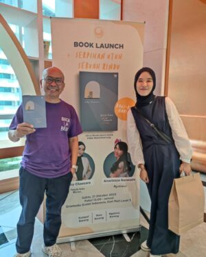 Beby Chaesara Instagram - • Book Launch • 
Serpihan Utuh Sebuah Rindu.

Terima kasih yang sudah hadir. Terima kasih buat semuanya yang sudah menemani sampai di titik ini. Bukunya sudah resmi rilis di Gramedia se-Indonesia! Semoga bisa menemani setiap serpihan rindumu. ✨