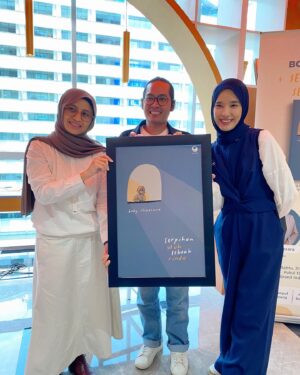 Beby Chaesara Instagram - • Book Launch • 
Serpihan Utuh Sebuah Rindu.

Terima kasih yang sudah hadir. Terima kasih buat semuanya yang sudah menemani sampai di titik ini. Bukunya sudah resmi rilis di Gramedia se-Indonesia! Semoga bisa menemani setiap serpihan rindumu. ✨