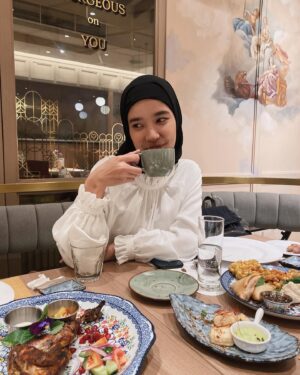 Beby Chaesara Instagram - Kalau nanti Jakarta udah gak jadi ibu kota, berarti kita bakal jadi mantan idol mantan ibu kota, ya? 🤔