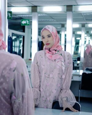 Beby Chaesara Instagram - Jangan lupa, sering-sering ngaca. 

#perbanyakrefleksidiri #walauenakanrefleksikaki