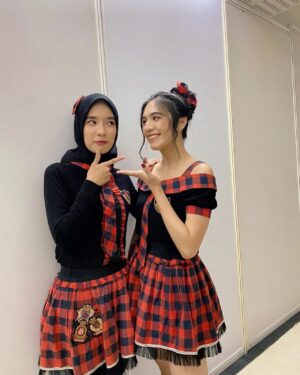 Beby Chaesara Instagram - postingan buat yang lagi ultah, lupa mulu w upload foto graduation u dah hampir setaun.

hbd y @gabymwarouw teman dari lantai dansa sampe ke puncak gunung. 

cie 25.