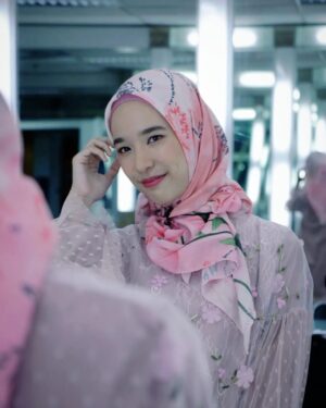 Beby Chaesara Instagram - Jangan lupa, sering-sering ngaca. 

#perbanyakrefleksidiri #walauenakanrefleksikaki