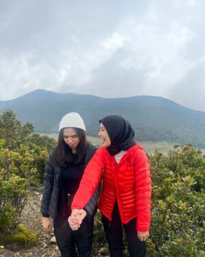 Beby Chaesara Instagram - postingan buat yang lagi ultah, lupa mulu w upload foto graduation u dah hampir setaun.

hbd y @gabymwarouw teman dari lantai dansa sampe ke puncak gunung. 

cie 25.