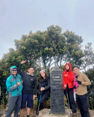 Beby Chaesara Instagram - Si pertama kali naik gunung, berhasil sampai di puncak! 

Dua hari berproses dari mulai persiapan, naik di jalur yang mayan terjal, saling nyapa sesama pendaki, bobo masak di hutan, menyatu dengan alam.. 

Kaki masih gemeteran,
tapi pengalamannya gak terlupakan!

Fix mau banget trip naik gunung lagi. Lesgo!