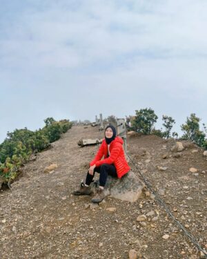 Beby Chaesara Instagram - Si pertama kali naik gunung, berhasil sampai di puncak! 

Dua hari berproses dari mulai persiapan, naik di jalur yang mayan terjal, saling nyapa sesama pendaki, bobo masak di hutan, menyatu dengan alam.. 

Kaki masih gemeteran,
tapi pengalamannya gak terlupakan!

Fix mau banget trip naik gunung lagi. Lesgo!