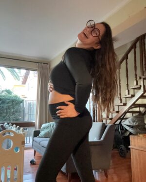 Belén Mora Instagram - El amor solo se expande en esta casa! Feliz de compartir con ustedes esta noticia. Con @totoacunaoficial estamos esperando a quien va a ser el o la mejor amigx de Ponchito .
Estamos nerviosos, mas viejos, con mas antojos que nunca . Cansadisima a ratos y con hambre, mucha hambre jajajajaj. Pero lo importante? Felices, dichosos. 
Esta tercera temporada se viene con todo. Estreno Febrero 2025. ❤️❤️❤️❤️❤️❤️❤️