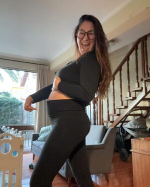 Belén Mora Instagram - El amor solo se expande en esta casa! Feliz de compartir con ustedes esta noticia. Con @totoacunaoficial estamos esperando a quien va a ser el o la mejor amigx de Ponchito .
Estamos nerviosos, mas viejos, con mas antojos que nunca . Cansadisima a ratos y con hambre, mucha hambre jajajajaj. Pero lo importante? Felices, dichosos. 
Esta tercera temporada se viene con todo. Estreno Febrero 2025. ❤️❤️❤️❤️❤️❤️❤️