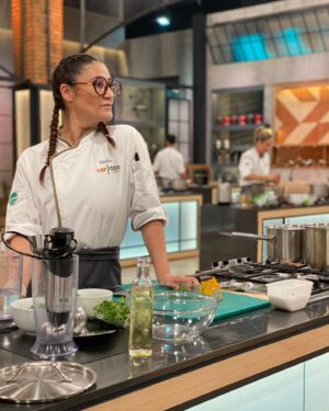 Belén Mora Instagram - Que lindas fotos me acaban de mandar. Las habia perdido todas. Que linda experiencia. Que lindas personas conoci. Pucha que aprendi! #TopChefVIP #MANOSARRIBA